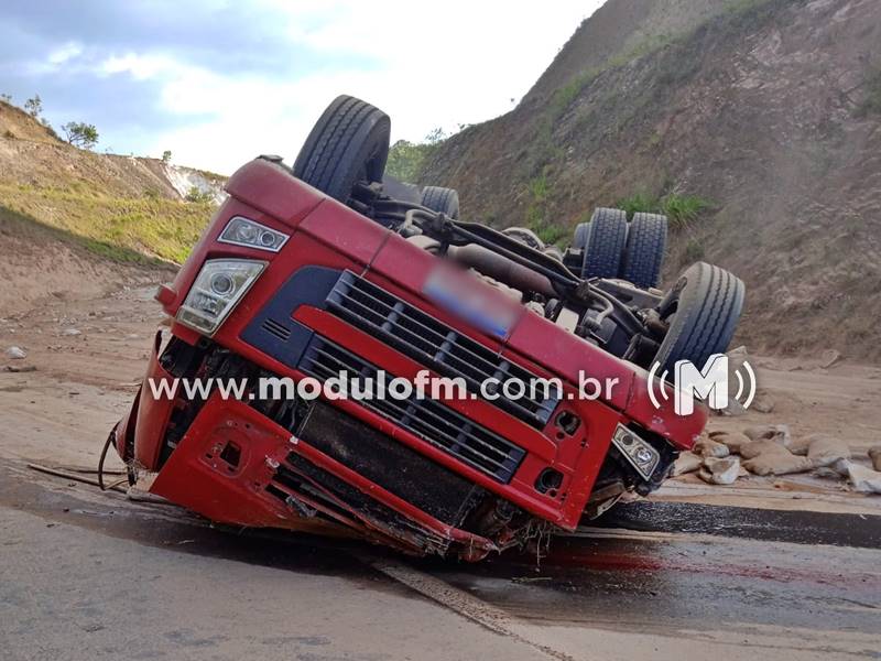 ATUALIZADA Caminhoneiro fica preso às ferragens e morre na Serra da